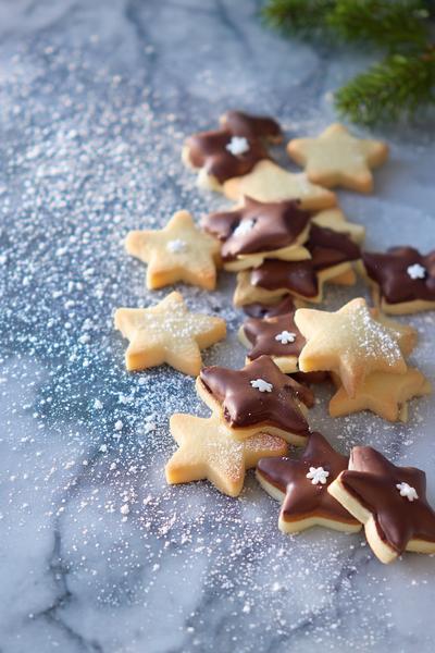 23. Kekse Rezepte Ohne Backen als Espresso-Dattel-Taler mit Kakaopuder und sichtbaren Nussstücken