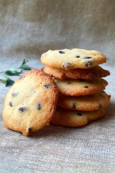 29. Kekse Rezepte Backen mit Christina als Braune-Butter-Salbei-Kekse mit glänzender Oberfläche und Kräuterpunkt