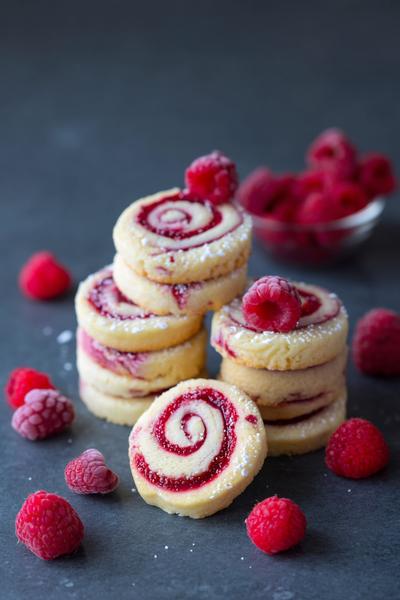 4. Hafer-Cranberry-Taler für Schnelle Kekse Backen Rezepte mit rustikaler Oberfläche und roten Akzenten
