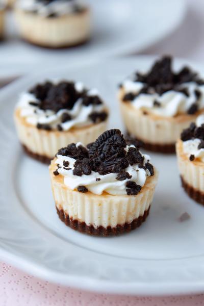 7. Oreo-Cheesecake-Muffins für Oreo Muffins Rezepte Ohne Backen mit schwarz-weißer Schicht und Keksboden