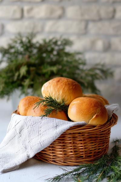 8. Joghurt-Oliven-Brötchen für Brötchen Backen Rezepte Schnell mit mediterranen Kräutern