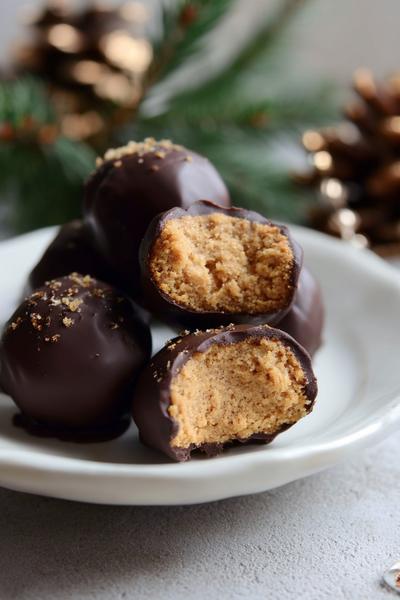 10. No-Bake Spekulatius-Trüffel mit Kakaomantel for plätzchen rezepte weihnachten ohne backen ideas