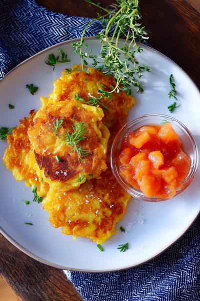 12. Kartoffel-Karotten-Puffer mit Apfelmus und Salzflocken for rezepte mit karotten und kartoffeln ideas
