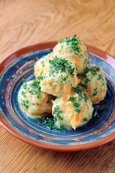 23. Kartoffel-Karotten-Knödel mit Petersilienbutter for rezepte mit karotten und kartoffeln ideas
