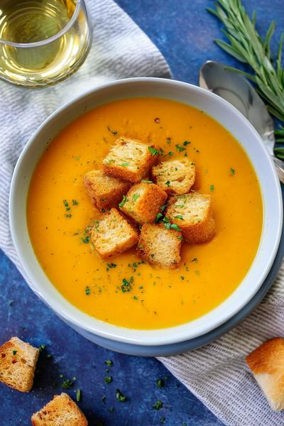 29. Kartoffel-Karotten-Suppe mit geröstetem Knoblauch und Croûtons for rezepte mit karotten und kartoffeln ideas