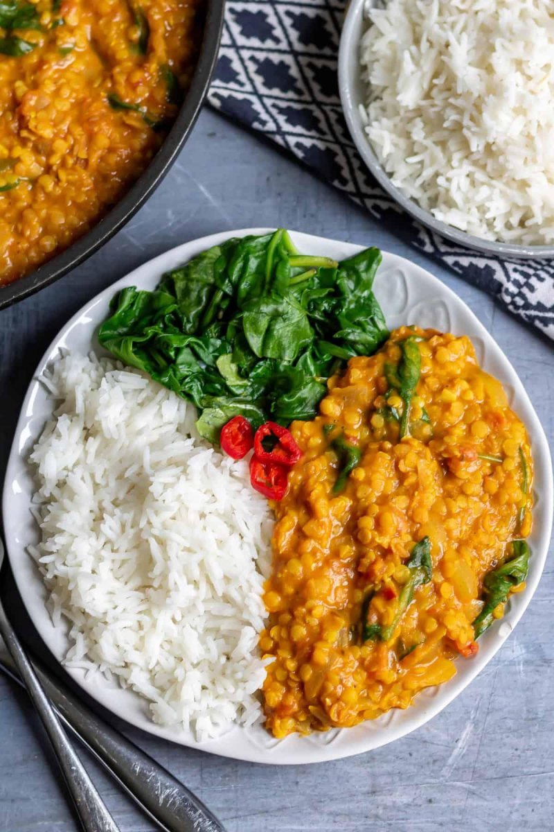 Rotes Linsen-Dal mit Spinat und Basmatireis