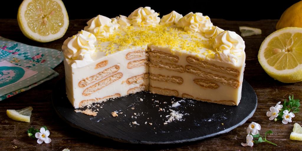 Schichten aus Butterkeksen und Zitronencreme