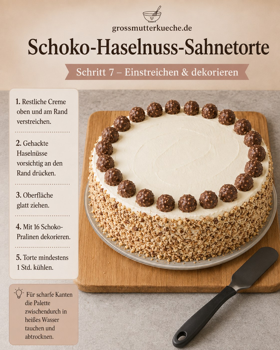Fertig eingestrichene Schokobon Torte mit Nussrand mit Haselnussrand und Schokobons dekoriert