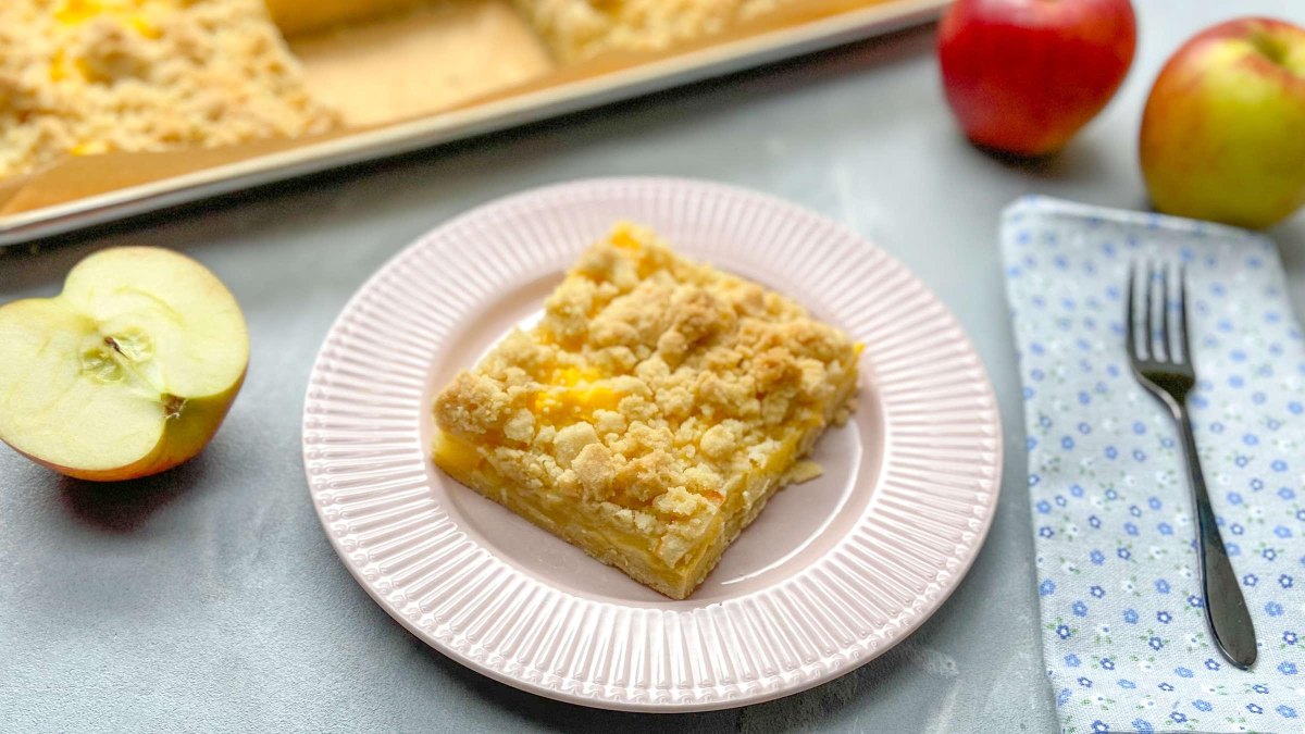Stück Apfelkuchen mit Vanillepudding