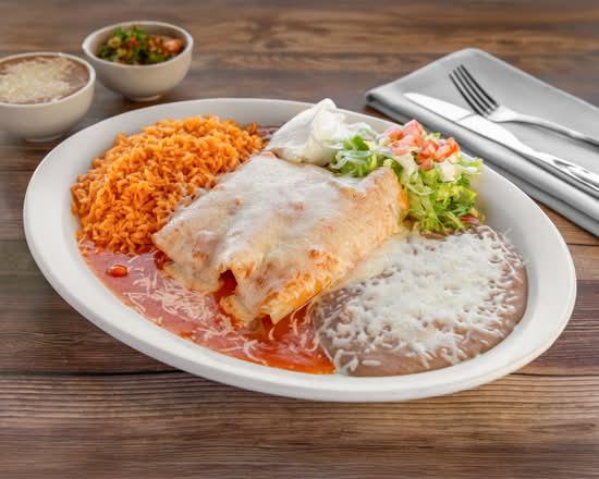 Servierter Burrito Bake mit Toppings