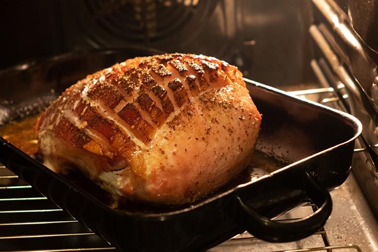 Schweinebraten im Bräter aus dem Ofen