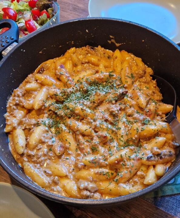Schupfnudelpfanne mit Käse Kräutern
