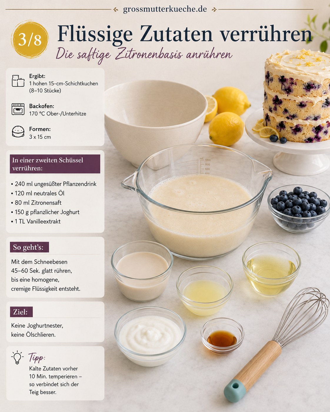 Flüssige Zutaten mit Zitronensaft für die vegane Lemon Blueberry Torte in Glasschüssel verrührt