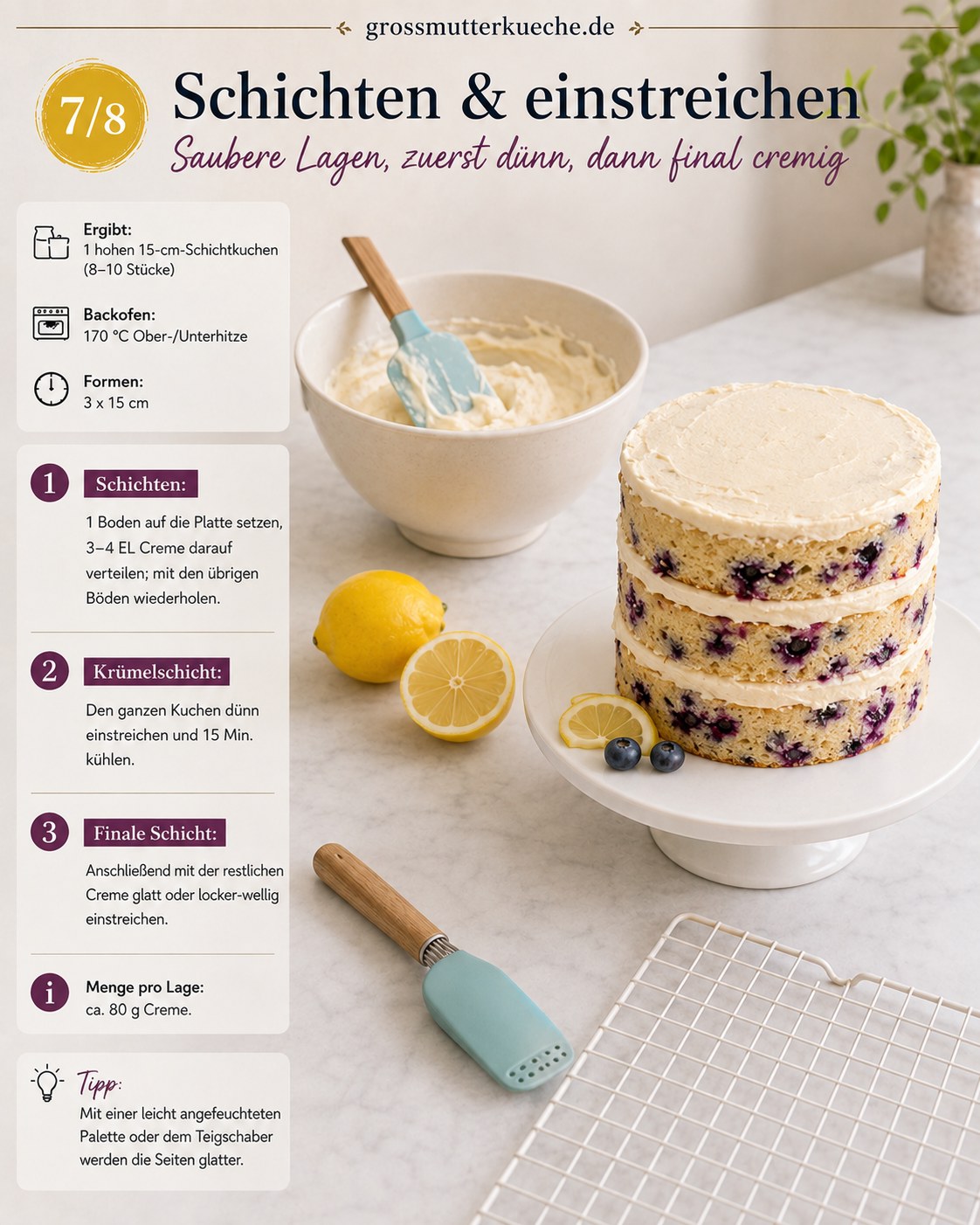 Schichten der veganen Lemon Blueberry Torte werden mit Zitronen-Frosting eingestrichen