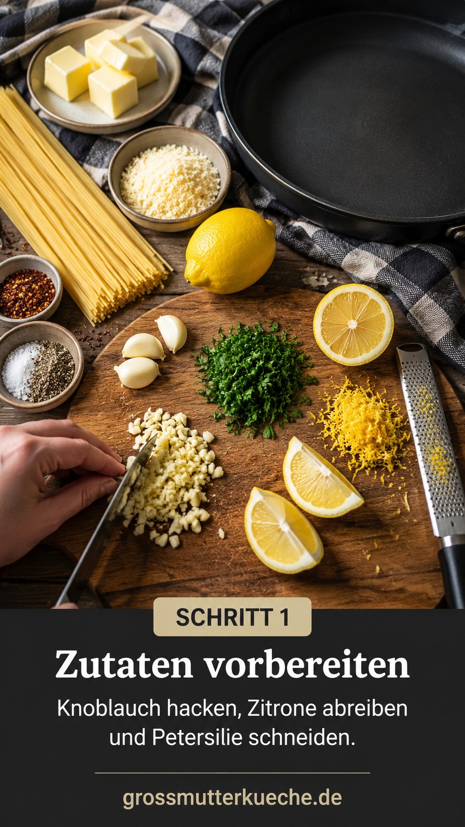 Zutaten für Zitronen Butter Knoblauch Pasta mit Knoblauch, Zitrone und Petersilie auf Holzbrett