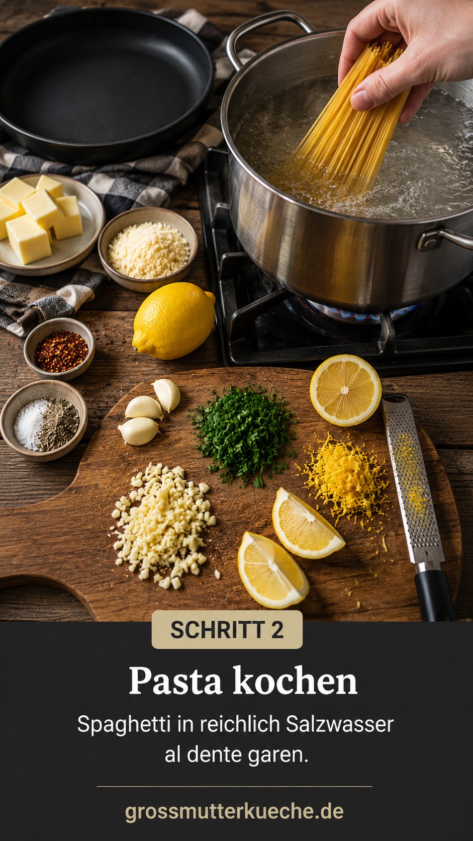 Spaghetti kochen in Salzwasser für Zitronen Butter Knoblauch Pasta auf dem Herd