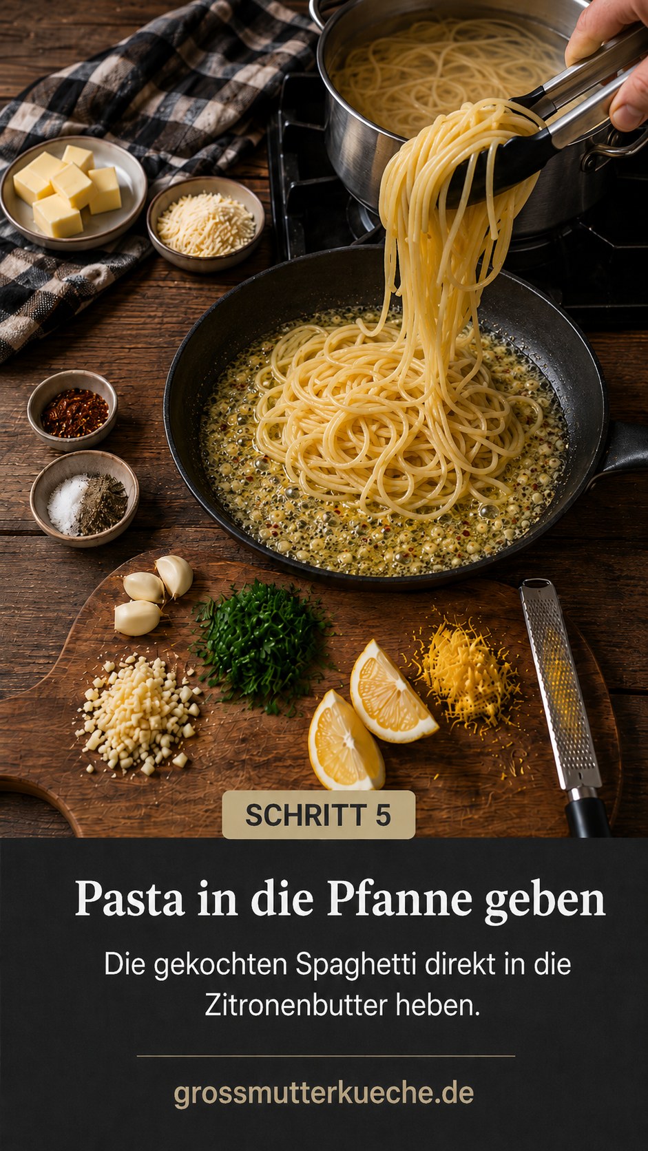 Gekochte Spaghetti werden direkt in die Zitronenbutter für die Pasta gehoben