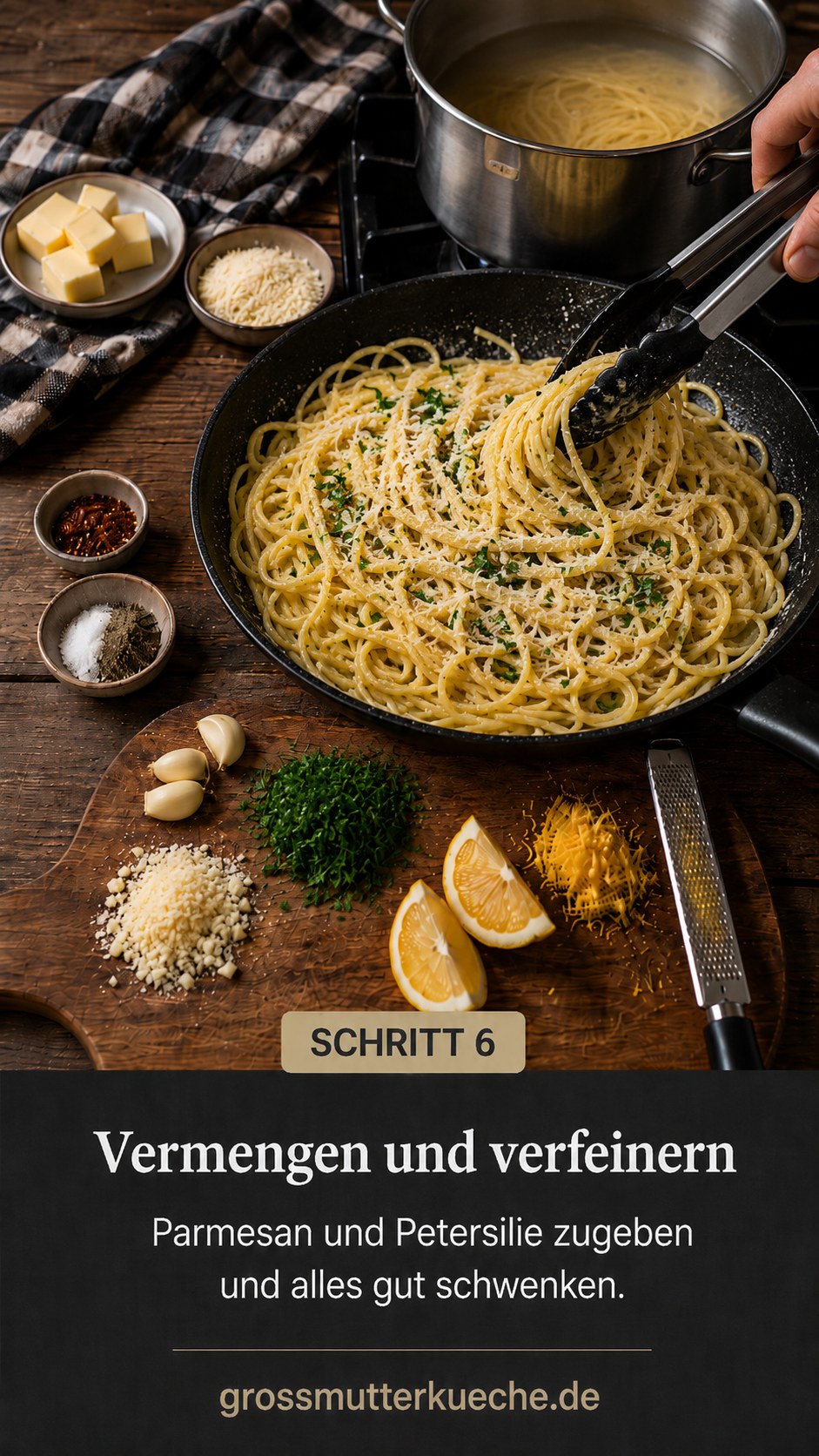 Zitronen Butter Knoblauch Pasta wird mit Parmesan und Petersilie vermengt