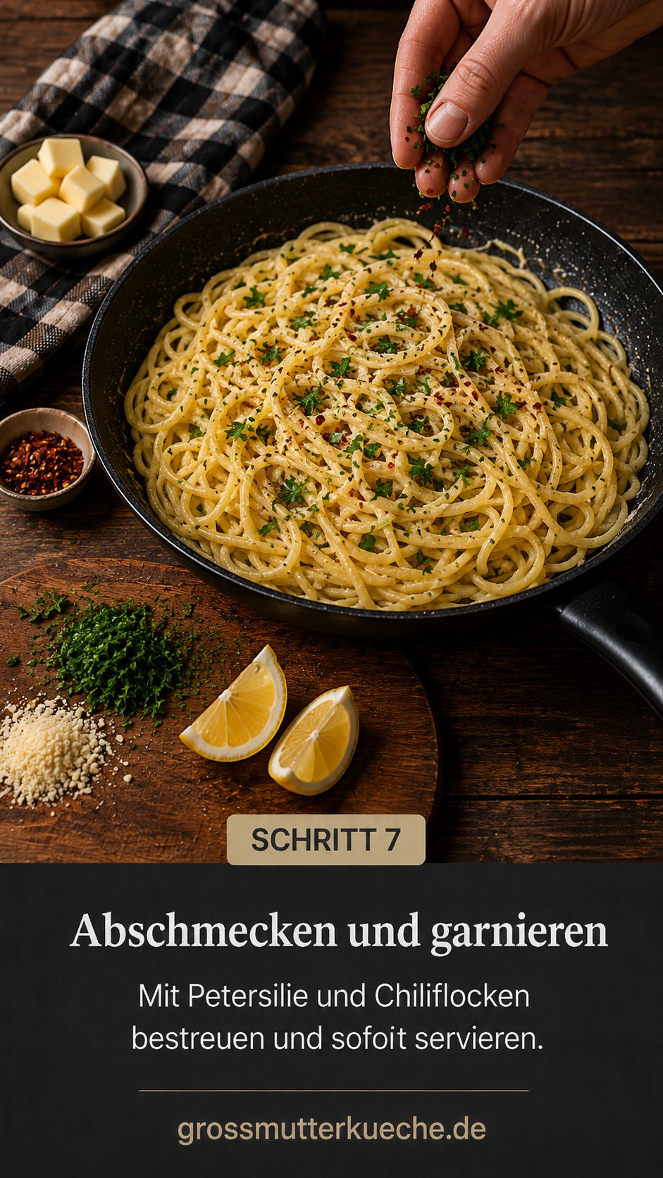 Fertige Zitronen Butter Knoblauch Pasta wird mit Chiliflocken und Petersilie garniert
