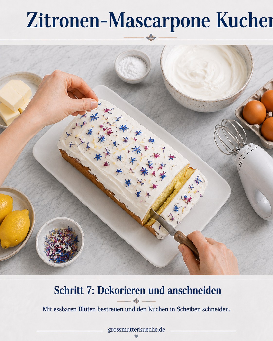 Der Zitronen-Mascarpone Kuchen wird mit essbaren Blüten dekoriert und in Scheiben geschnitten